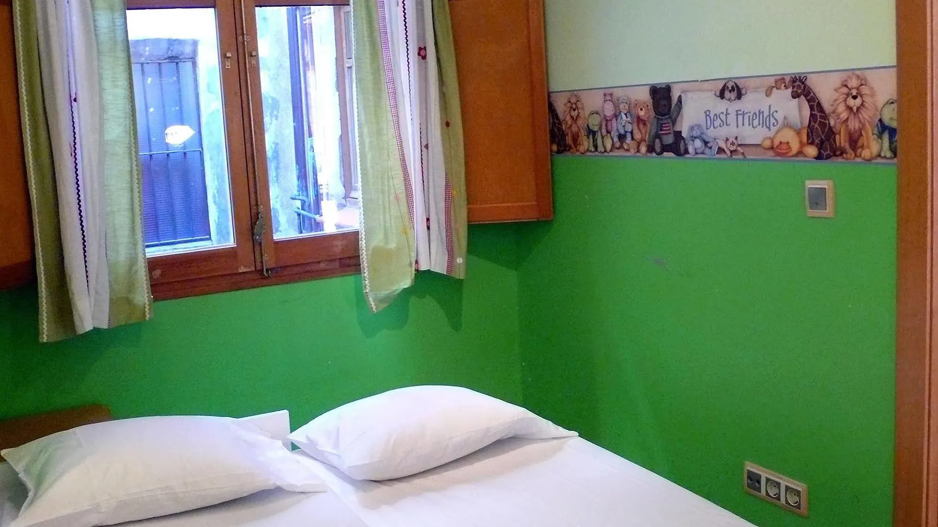 Central & Basic Ramblas Barcelona Guest house